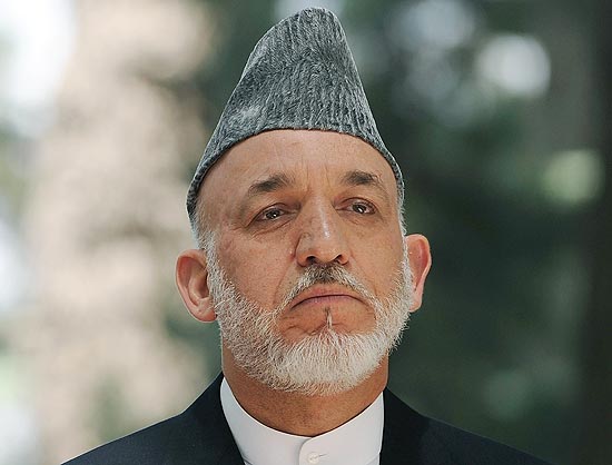 Presidente afegão, Hamid Karzai, ouve à pergunta durante entrevista coletiva no Palácio Presidencial