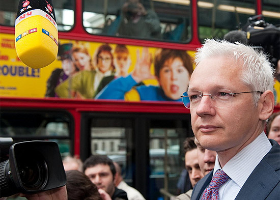 Criador do WikiLeaks, Julian Assange, chega  Alta Corte, em Londres, para ouvir argumentos a favor de sua extradio