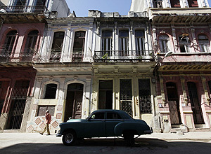 Carro estacionado em rua de Havana; país agora pode receber americanos