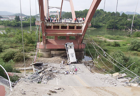 Parte da ponte Wuyishan Gongguan desmoronou nesta quinta-feira e um nibus de turismo caiu no buraco