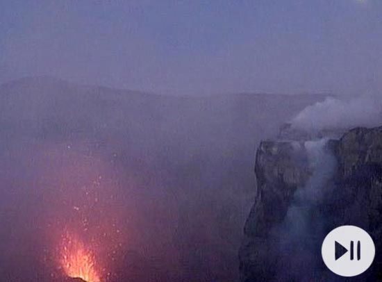 Vulco Etna jorra lava na Siclia (sul da Itlia) provocando o fechamento de um dos aeroportos locais; veja vdeo