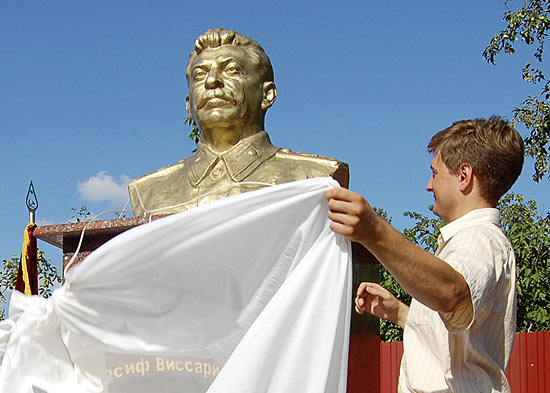 Participante inaugura esttua do ditador russo durante cerimnia na Rssia 