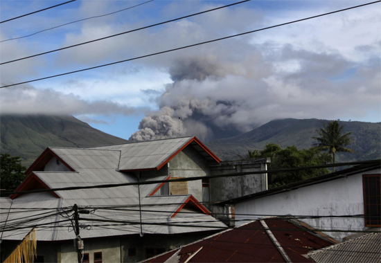 Coluna de cinzas  expelida pelo vulco Lokon, nas ilhas Clebes; mais de 5.200 pessoas j foram deslocadas