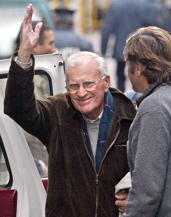 O ex-ditador uruguaio Juan Mara Bordaberry deixa o tribunal aps audincia; ele morreu neste domingo