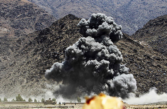 Foto registra momento de exploso em ataque areo da Otan contra uma escola controlada pelos talebans