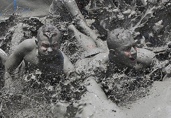 Turistas brincam na lama durante o festival anual realizado em Boryeong, na Coreia do Sul