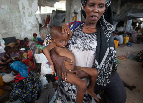 Mulher somali carrega filho subnutrido em um acampamento na capital Mogadcio; ONU diz que crise ser longa