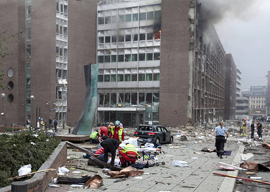 Prdio fica em chamas depois de exploso de bomba na capital norueguesa, Oslo; clique e veja mais imagens da exploso