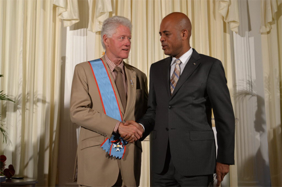 O ex-presidente americano Bill Clinton cumprimenta o presidente, Michel Martelly, durante visita ao Haiti