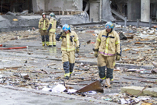 Equipes de resgate trabalham em local de explosão em Oslo; ao menos 17 morreram em duplo ataque na Noruega