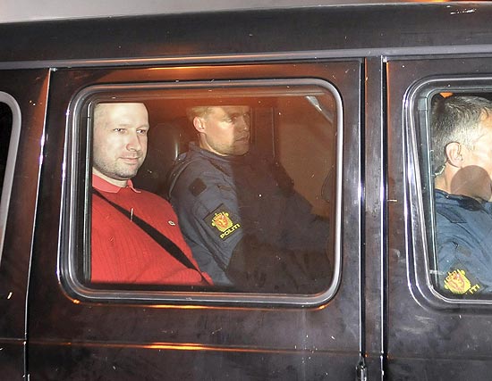 Anders Behring Breivik (de vermelho) é levado em comboio policial depois de participar de audiência em Oslo