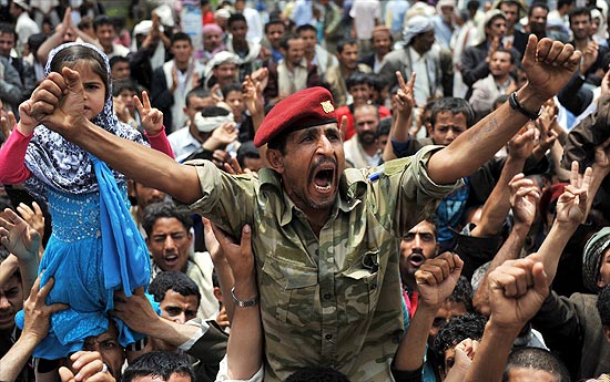 Soldado iementa grita durante protesto realizado por opositores pedindo a sada do ditador Ali Abdullah Saleh