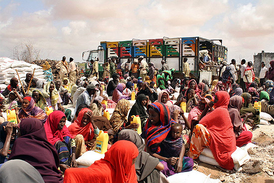 Famílias somalis recebem alimentos da ONU em campos de refugiados em Mogadício