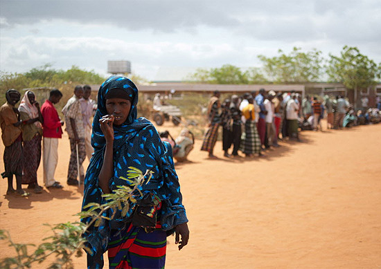 Mulher somali em campo de refugiados no Quênia; mais de 12 milhões de pessoas são afetadas pela fome