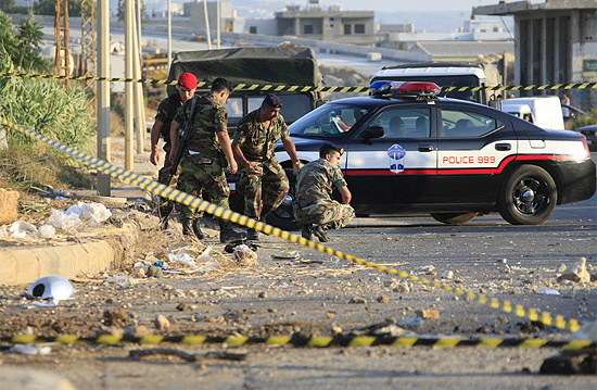 Soldados libaneses investigam local onde ocorreu exploso que feriu trs membros da fora de paz da ONU