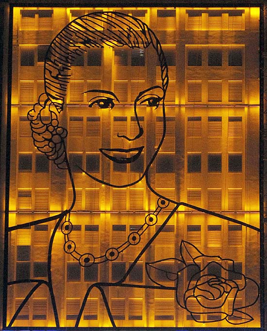 Retrato de Evita Pern, morta h 59 anos, iluminado durante cerimnia de inaugurao em Buenos Aires