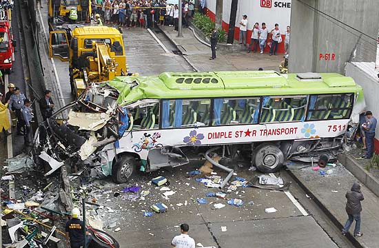 Ônibus ficou destruído após cair de viaduto nas Filipinas; motorista morreu e passageiros ficaram feridos