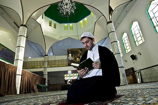 Xeque xiita Rodrigo Jalloul ora na mesquita do Brs, onde est de passagem para dar aulas