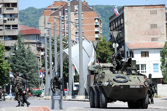 Soldados da Otan na misso de Kosovo guardam a ponte principal na cidade dividida Mitrovica