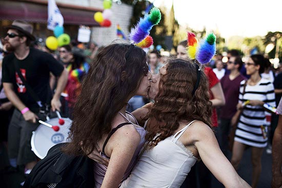 Israelenses se beijam durante parada gay em Jerusalm; cerca de 4.000 participaram