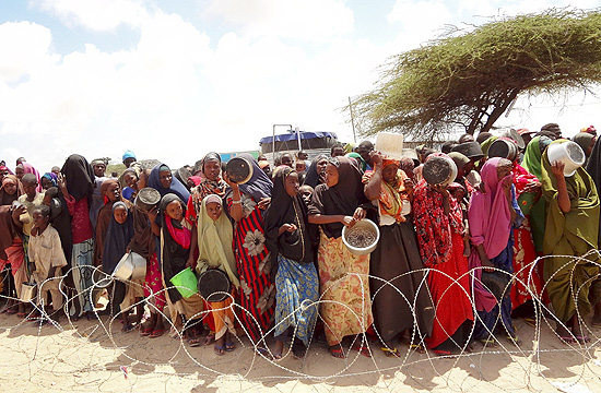 Refugiados somalis aguardam em fila por ajuda humanitria em Mogadcio