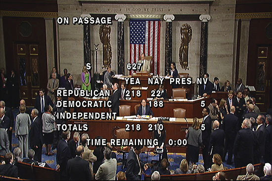Reprodução da TV da Câmara mostra o final da votação sobre o teto da dívida; proposta foi aprovada