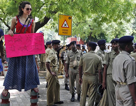 Indiana participa de protesto em Nova Dli com cartaz "uma garota no  propriedade do pai"