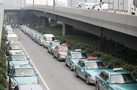 Txis estacionados em via da cidade de Hangzhou, onde milhares protestaram contra alta dos preos
