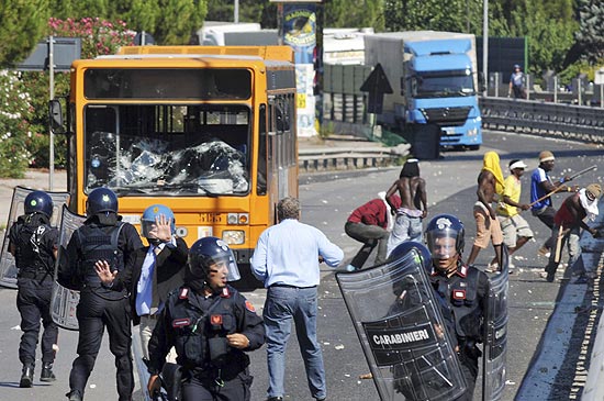 Imigrantes e a polcia italiana entraram em confronto, que deixou pelo menos 30 pessoas feridas