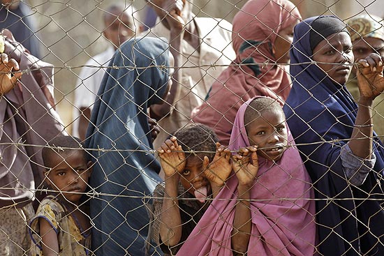 Refugiados esperam serem identificados do lado de fora de centro de distribuio de alimentos no Qunia