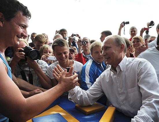 Homem forte da Rssia, Putin disputa brao de ferro com membro de clube esportivo