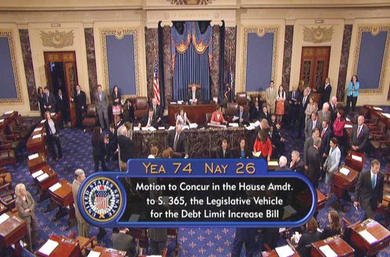 Imagem retirada de vídeo mostra a votação do pacote anticalote no Senado; 76 votos a favor e 24 contra