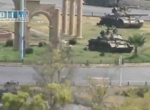 Tanques do Exrcito srio so vistos em cidade de Hama, em imagem retirada de vdeo postado em rede social