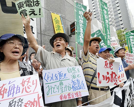 Fazendeiros de Fukushima protestam na Tepco, pedindo compensao por perdas devido  crise nuclear