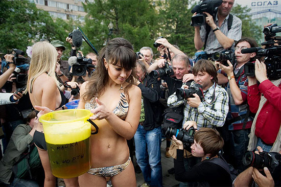 Russas fazem campanha para desencorajar consumo de álcool entre jovens, em apoio a medidas de Medvedev