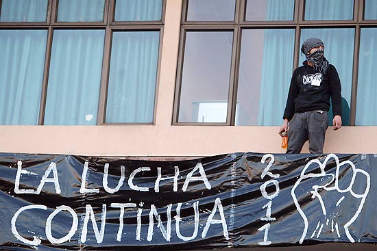 Jovem chileno participa de protesto estudantil em Santiago por melhorias no setor da educao