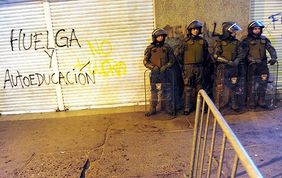 Polcia chilena faz patrulha perto de local de protesto estudantis pela melhora no sistema educacional