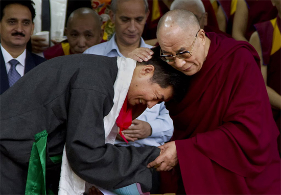 Dalai-lama cumprimenta o novo primeiro-ministro do governo de Tibete no exílio, Lobsang Sangay