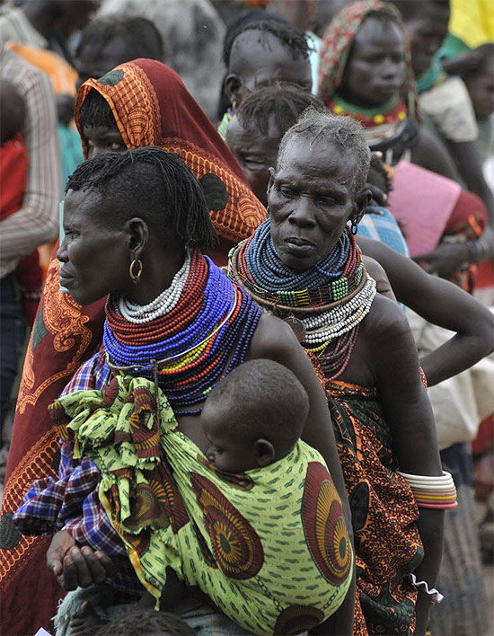 Mulheres e crianças da região de Turkana, no noroeste do Quênia, aguardam pela distribuição de comida