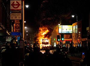 Ônibus é incendiado na principal avenida de Tottenham