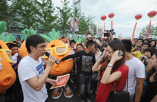 Pang Kun pede a noiva em casamento no meio de homens-cenoura na China