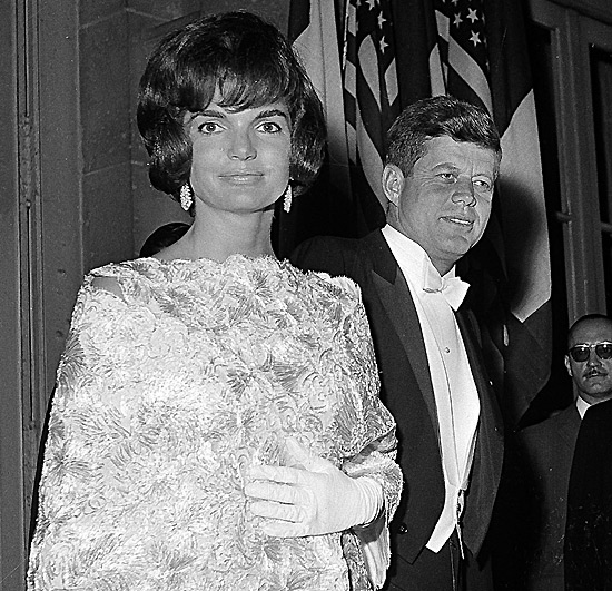 Jacqueline Kennedy e o presidente John F. Kennedy deixam o Ministério das Relações Exteriores em Paris 