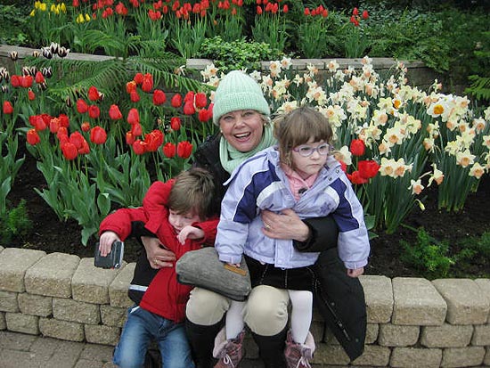 Rita Charalampiev, 62, acaba de voltar do Canadá, onde ela cuidava de gêmeos de 2 anos e meio