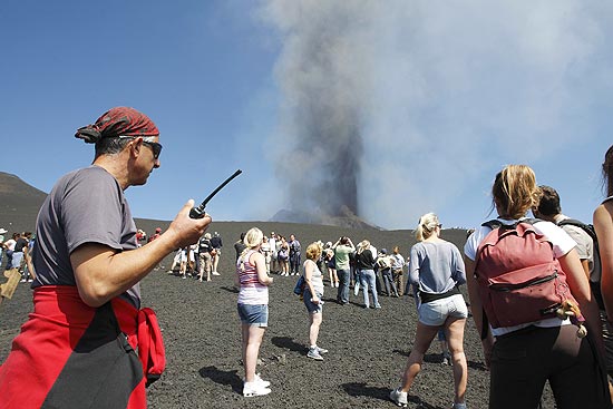 Turistas assistem  erupo do vulco Etna, o mais alto e mais ativo da Europa