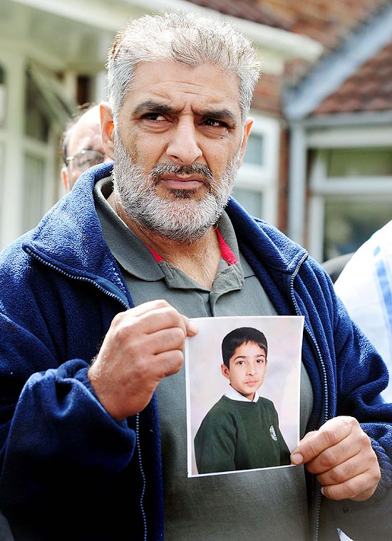 Tariq Jahan segura foto de seu filho Haroon Jahan, um dos trs atropelados durante distrbios em Birmingham