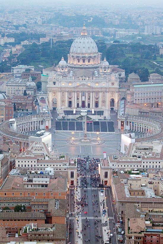 Vista area da praa de So Pedro, no Vaticano