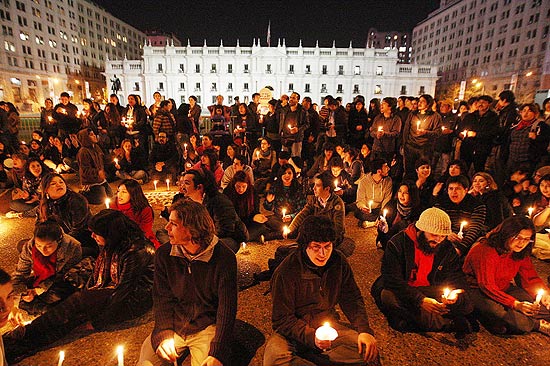 Centenas de estudantes participaram de manifestao com velas por fim da repressso policial