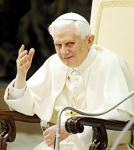 O papa Bento 16 acena para fiéis no Vaticano