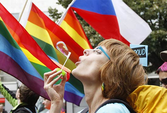 Mulher participa da primeira Parada do Orgulho Gay de Praga, capital da Repblica Tcheca