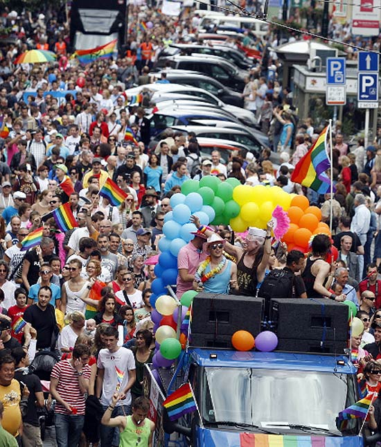 Milhares foram s ruas de Praga para celebrar o evento indito